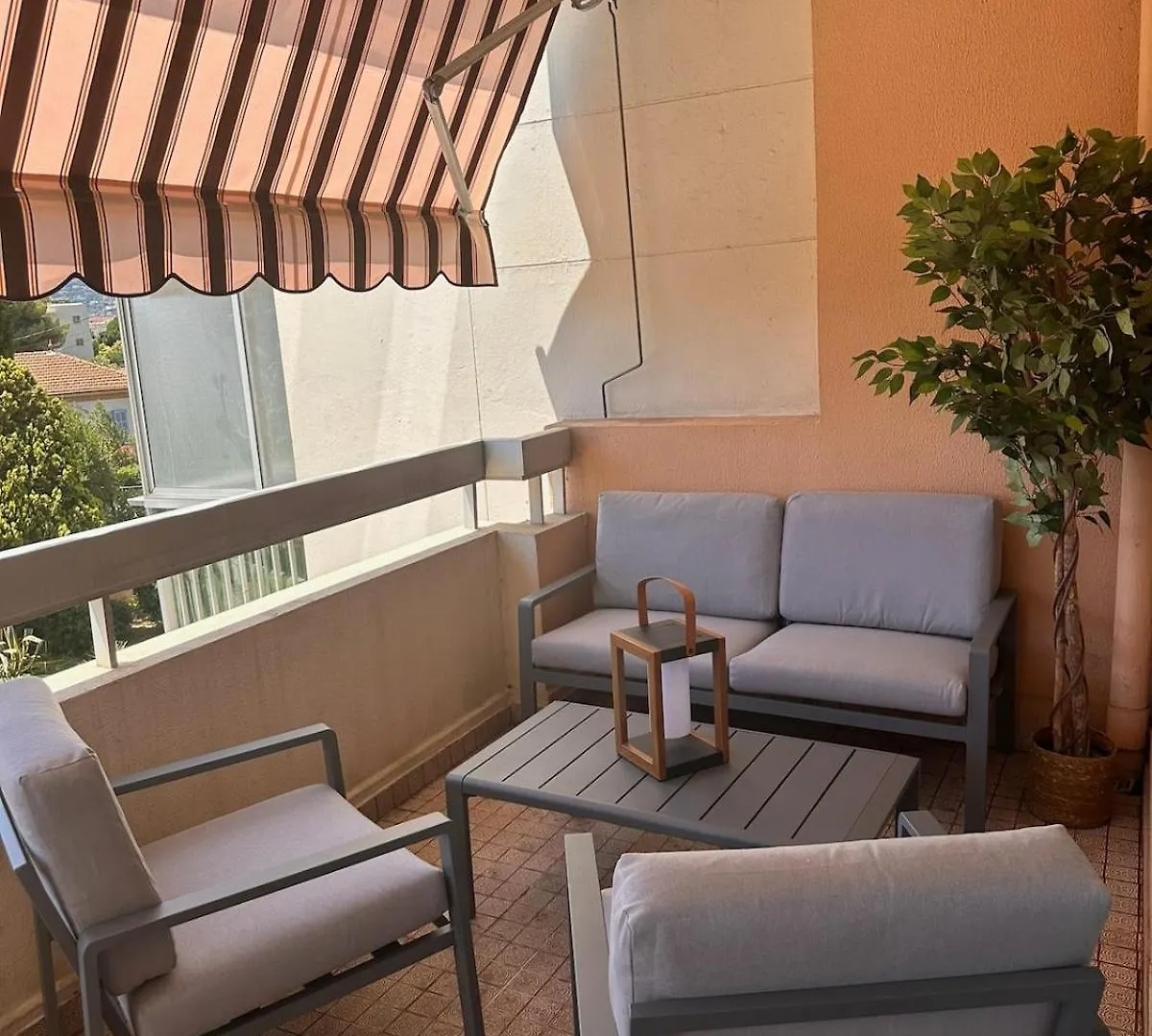 A 200M Des Plages Grand Studio Ouvrant Sur Tres Large Terrasse Juan-les-Pins France