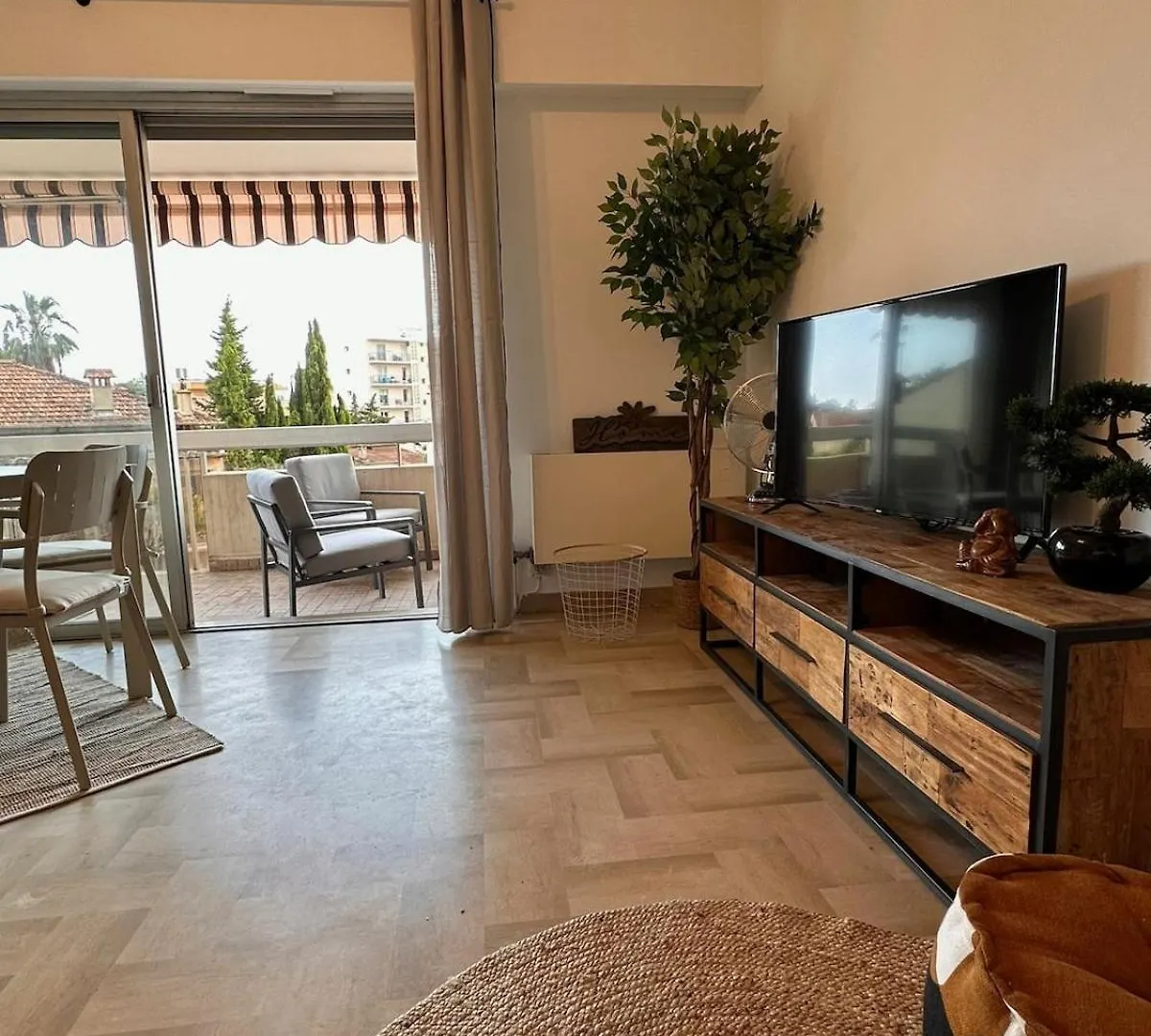 A 200M Des Plages Grand Studio Ouvrant Sur Tres Large Terrasse Juan-les-Pins
