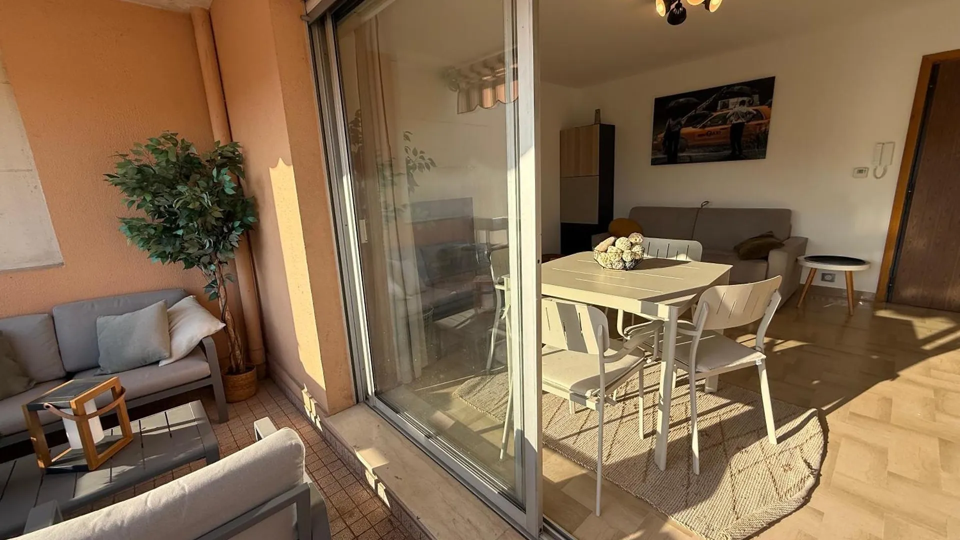 A 200M Des Plages Grand Studio Ouvrant Sur Tres Large Terrasse Juan-les-Pins France