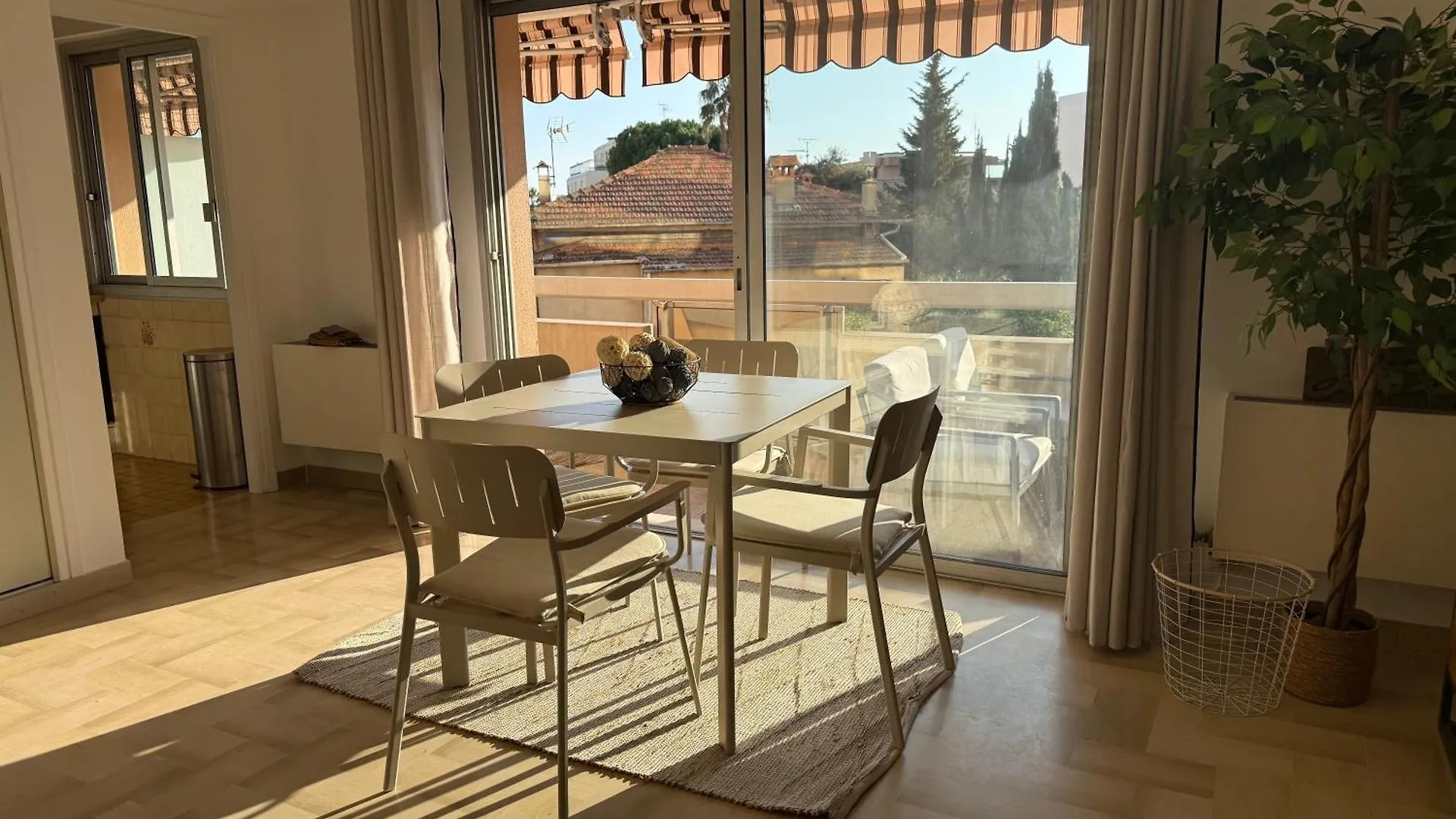 A 200M Des Plages Grand Studio Ouvrant Sur Tres Large Terrasse Juan-les-Pins 0*,  France