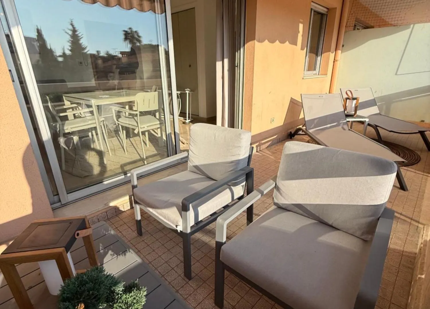 A 200M Des Plages Grand Studio Ouvrant Sur Tres Large Terrasse Juan-les-Pins Apartment