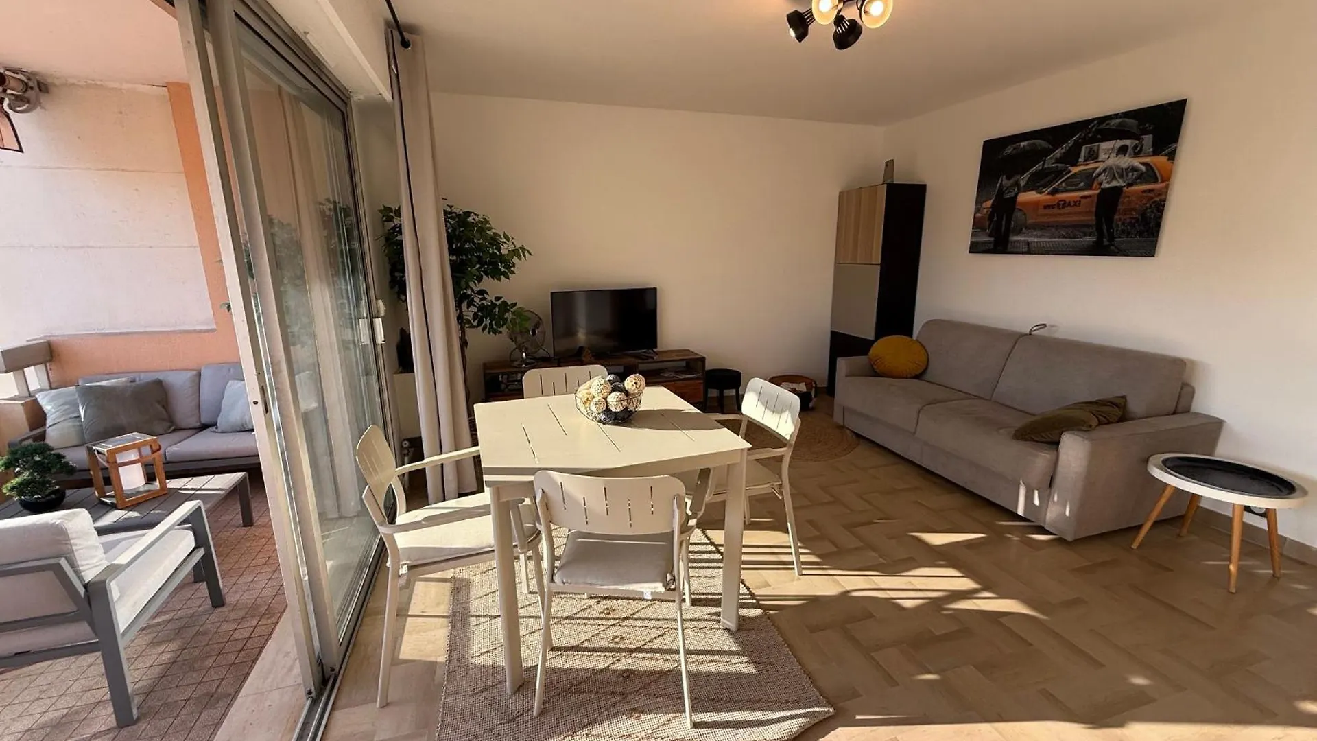 A 200M Des Plages Grand Studio Ouvrant Sur Tres Large Terrasse Juan-les-Pins Apartment